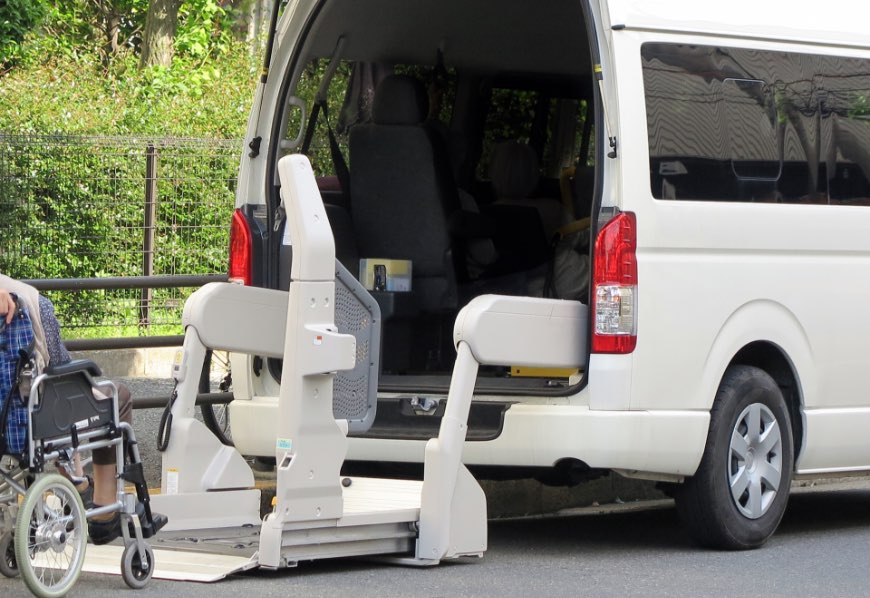 デイケア乗用車でお迎え